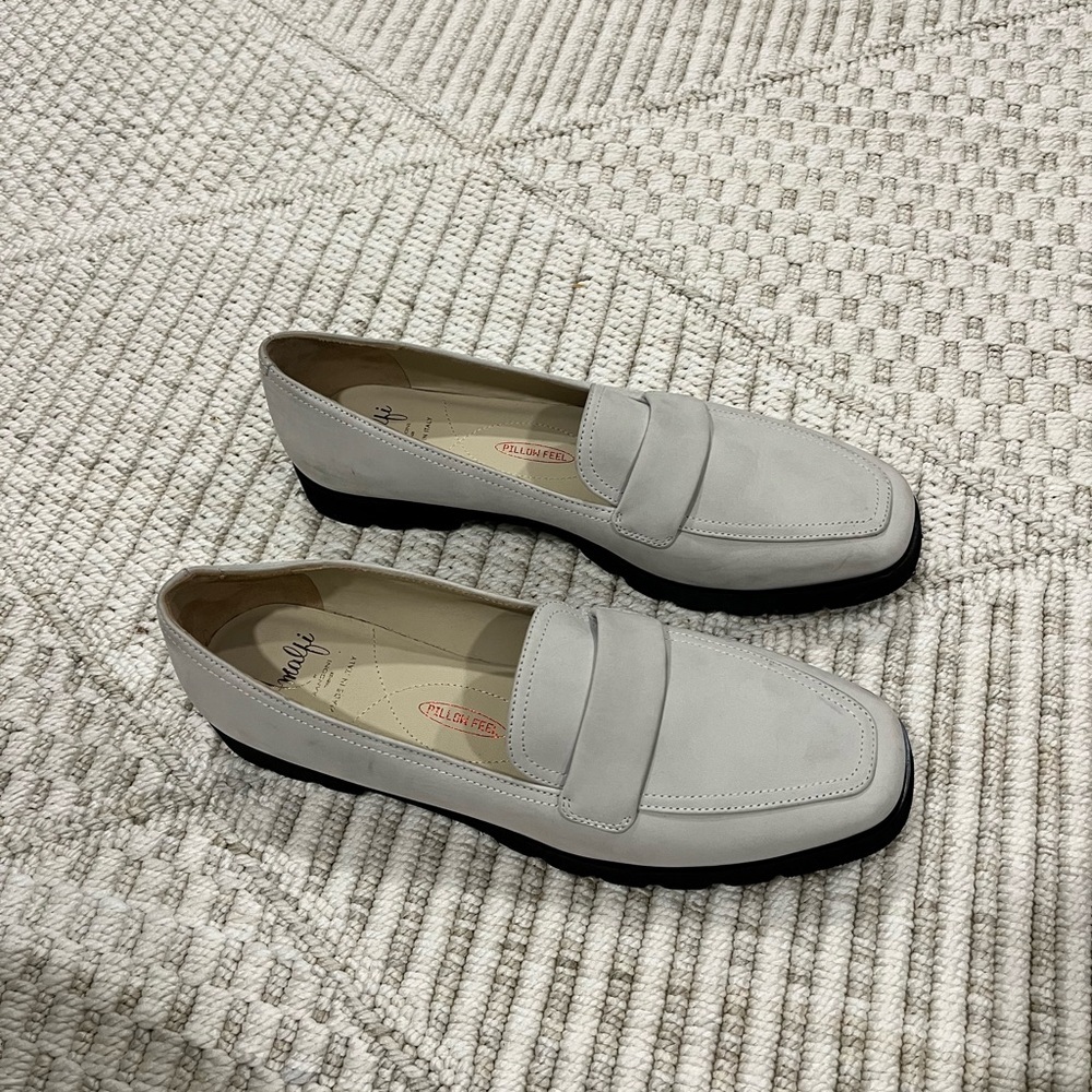Amalfi by Rangoni Giuliano Loafer in Off White Tiffany Nubuck - Picture 3 of 8